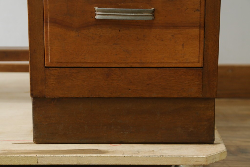 和製アンティーク　昭和を感じさせるレトロな雰囲気が魅力的な透かし彫り入り片袖机　(R-079077)