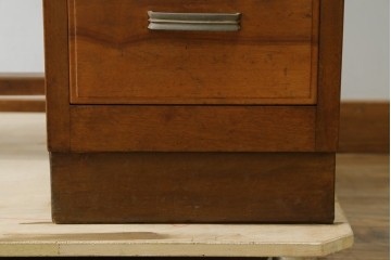 和製アンティーク　昭和を感じさせるレトロな雰囲気が魅力的な透かし彫り入り片袖机　(R-079077)