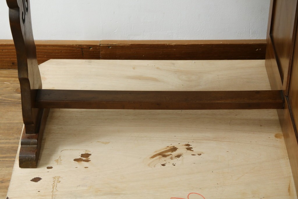 和製アンティーク　昭和を感じさせるレトロな雰囲気が魅力的な透かし彫り入り片袖机　(R-079077)