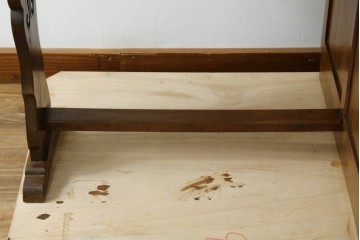 和製アンティーク　昭和を感じさせるレトロな雰囲気が魅力的な透かし彫り入り片袖机　(R-079077)