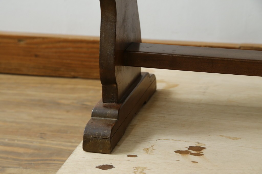 和製アンティーク　昭和を感じさせるレトロな雰囲気が魅力的な透かし彫り入り片袖机　(R-079077)