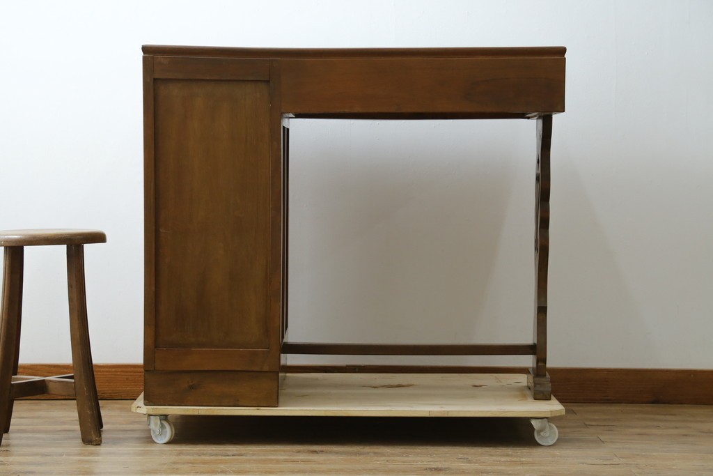 和製アンティーク　昭和を感じさせるレトロな雰囲気が魅力的な透かし彫り入り片袖机　(R-079077)