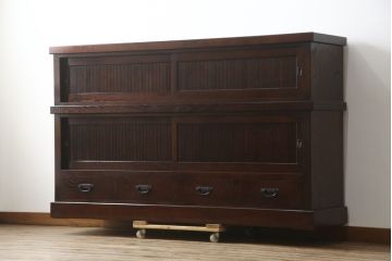 中古　美品!!　欅(ケヤキ)材　上質な和の空間づくりにぴったりな縦格子入りの水屋箪笥サイドボード(食器棚、戸棚、収納棚、サイドキャビネット)(R-079084)