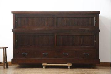 中古　美品!!　欅(ケヤキ)材　上質な和の空間づくりにぴったりな縦格子入りの水屋箪笥サイドボード(食器棚、戸棚、収納棚、サイドキャビネット)(R-079084)