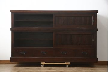 中古　美品!!　欅(ケヤキ)材　上質な和の空間づくりにぴったりな縦格子入りの水屋箪笥サイドボード(食器棚、戸棚、収納棚、サイドキャビネット)(R-079084)