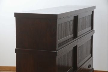 中古　美品!!　欅(ケヤキ)材　上質な和の空間づくりにぴったりな縦格子入りの水屋箪笥サイドボード(食器棚、戸棚、収納棚、サイドキャビネット)(R-079084)