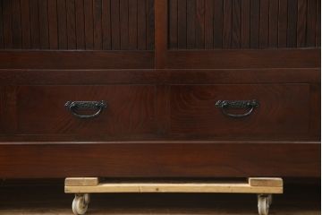 中古　美品!!　欅(ケヤキ)材　上質な和の空間づくりにぴったりな縦格子入りの水屋箪笥サイドボード(食器棚、戸棚、収納棚、サイドキャビネット)(R-079084)