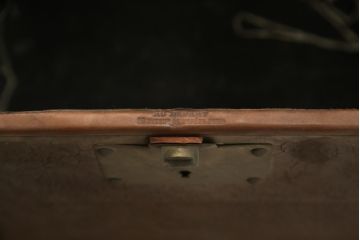 アンティーク雑貨　本革　珍しいスクエア型　使い込まれた風合いのレザートランク(船トランク、舟トランク、ブランケットボックス、トランクテーブル、センターテーブル、ローテーブル、サイドテーブル、ディスプレイ雑貨、収納箱、店舗什器)(R-079085)