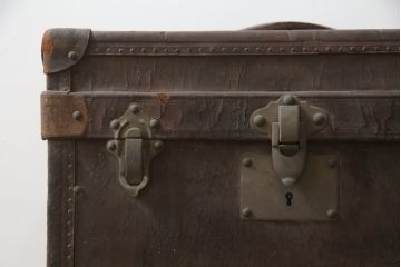 アンティーク雑貨　本革　珍しいスクエア型　使い込まれた風合いのレザートランク(船トランク、舟トランク、ブランケットボックス、トランクテーブル、センターテーブル、ローテーブル、サイドテーブル、ディスプレイ雑貨、収納箱、店舗什器)(R-079085)