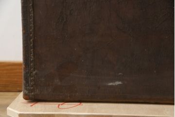 アンティーク雑貨　本革　珍しいスクエア型　使い込まれた風合いのレザートランク(船トランク、舟トランク、ブランケットボックス、トランクテーブル、センターテーブル、ローテーブル、サイドテーブル、ディスプレイ雑貨、収納箱、店舗什器)(R-079085)