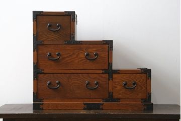 中古　民芸家具　ニレ材　和小物のディスプレイにもぴったりの小さな卓上階段箪笥(和たんす、収納タンス、整理箪笥、卓上収納、小物収納、小引き出し)(R-079086)