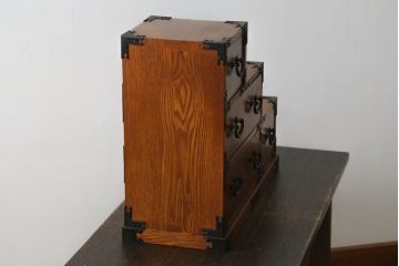 中古　民芸家具　ニレ材　和小物のディスプレイにもぴったりの小さな卓上階段箪笥(和たんす、収納タンス、整理箪笥、卓上収納、小物収納、小引き出し)(R-079086)