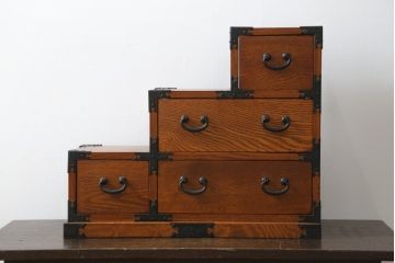 中古　民芸家具　ニレ材　和小物のディスプレイにもぴったりの小さな卓上階段箪笥(和たんす、収納タンス、整理箪笥、卓上収納、小物収納、小引き出し)(R-079086)