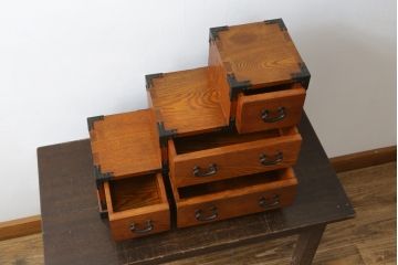 中古　民芸家具　ニレ材　和小物のディスプレイにもぴったりの小さな卓上階段箪笥(和たんす、収納タンス、整理箪笥、卓上収納、小物収納、小引き出し)(R-079086)