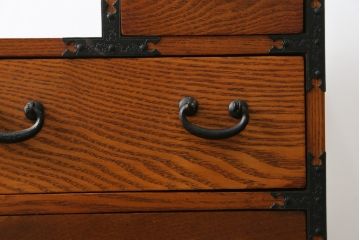 中古　民芸家具　ニレ材　和小物のディスプレイにもぴったりの小さな卓上階段箪笥(和たんす、収納タンス、整理箪笥、卓上収納、小物収納、小引き出し)(R-079086)
