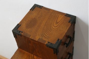 中古　民芸家具　ニレ材　和小物のディスプレイにもぴったりの小さな卓上階段箪笥(和たんす、収納タンス、整理箪笥、卓上収納、小物収納、小引き出し)(R-079086)