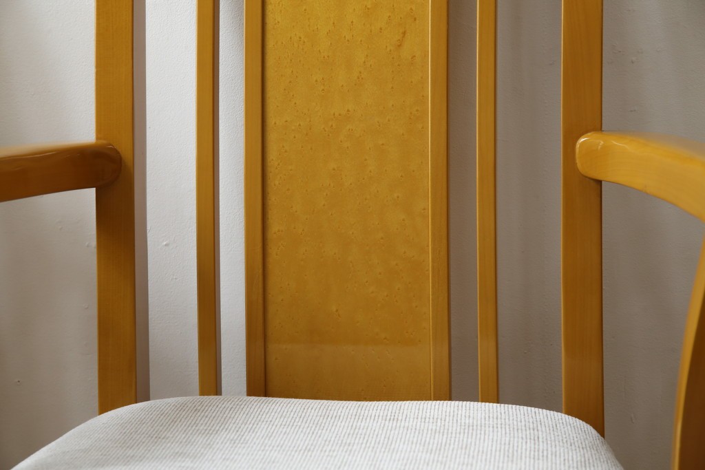 中古　美品!!　IDC大塚家具取り扱い　SPLENDOR(スプレンダー)　バーズアイメープル　洗練されたデザインが美しいダイニングチェア4脚セット　定価4脚で約23万円　(R-079089)