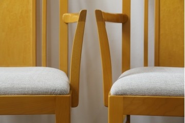 中古　美品!!　IDC大塚家具取り扱い　SPLENDOR(スプレンダー)　バーズアイメープル　洗練されたデザインが美しいダイニングチェア4脚セット　定価4脚で約23万円　(R-079089)