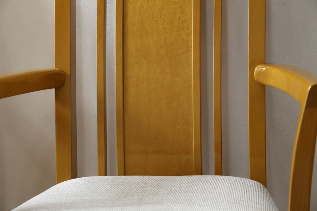 中古　美品!!　IDC大塚家具取り扱い　SPLENDOR(スプレンダー)　バーズアイメープル　洗練されたデザインが美しいダイニングチェア4脚セット　定価4脚で約23万円　(R-079089)