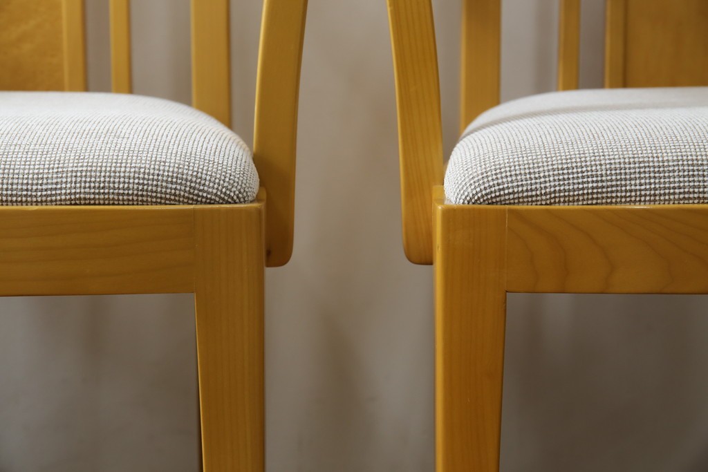 中古　美品!!　IDC大塚家具取り扱い　SPLENDOR(スプレンダー)　バーズアイメープル　洗練されたデザインが美しいダイニングチェア4脚セット　定価4脚で約23万円　(R-079089)