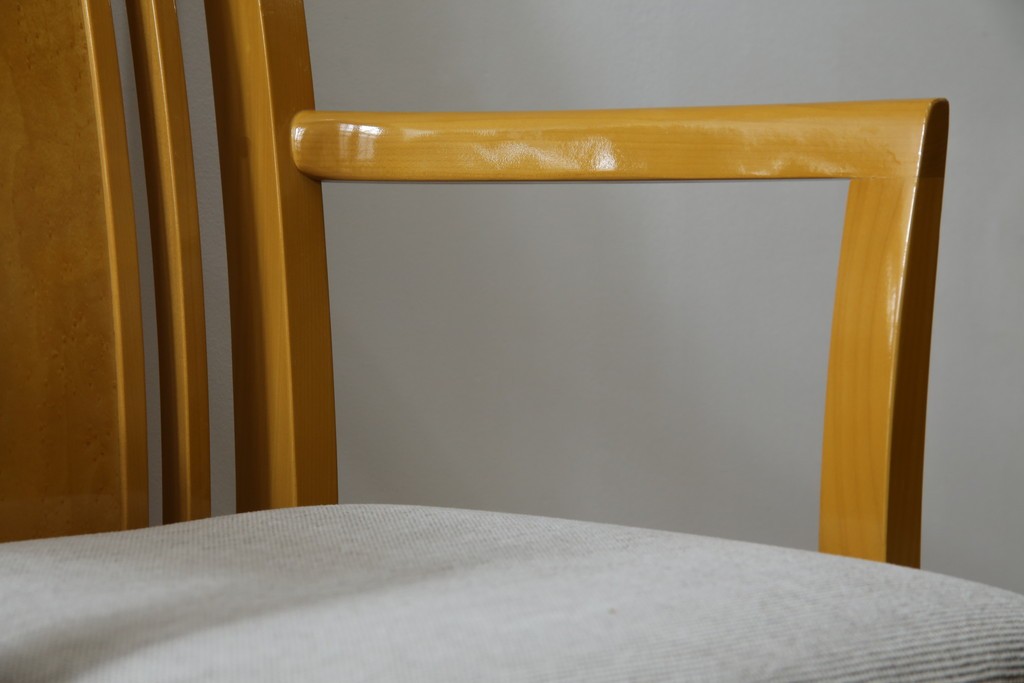 中古　美品!!　IDC大塚家具取り扱い　SPLENDOR(スプレンダー)　バーズアイメープル　洗練されたデザインが美しいダイニングチェア4脚セット　定価4脚で約23万円　(R-079089)