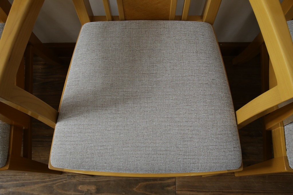 中古　美品!!　IDC大塚家具取り扱い　SPLENDOR(スプレンダー)　バーズアイメープル　洗練されたデザインが美しいダイニングチェア4脚セット　定価4脚で約23万円　(R-079089)