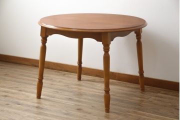 中古　美品!!　横浜ダニエル(daniel)　アーリーアメリカンシリーズ　幕板と挽き物脚の凝ったデザインが目を惹く丸テーブル(ラウンドテーブル、2人掛け、ダイニングテーブル)(R-079091)