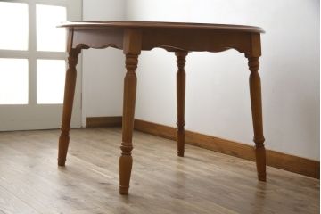 中古　美品!!　横浜ダニエル(daniel)　アーリーアメリカンシリーズ　幕板と挽き物脚の凝ったデザインが目を惹く丸テーブル(ラウンドテーブル、2人掛け、ダイニングテーブル)(R-079091)