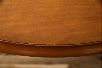 中古　美品!!　横浜ダニエル(daniel)　アーリーアメリカンシリーズ　幕板と挽き物脚の凝ったデザインが目を惹く丸テーブル(ラウンドテーブル、2人掛け、ダイニングテーブル)(R-079091)