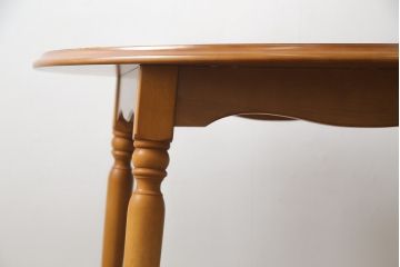 中古　美品!!　横浜ダニエル(daniel)　アーリーアメリカンシリーズ　幕板と挽き物脚の凝ったデザインが目を惹く丸テーブル(ラウンドテーブル、2人掛け、ダイニングテーブル)(R-079091)