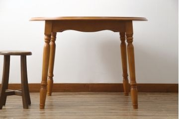 中古　美品!!　横浜ダニエル(daniel)　アーリーアメリカンシリーズ　幕板と挽き物脚の凝ったデザインが目を惹く丸テーブル(ラウンドテーブル、2人掛け、ダイニングテーブル)(R-079091)