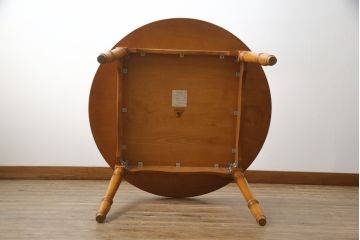 中古　美品!!　横浜ダニエル(daniel)　アーリーアメリカンシリーズ　幕板と挽き物脚の凝ったデザインが目を惹く丸テーブル(ラウンドテーブル、2人掛け、ダイニングテーブル)(R-079091)