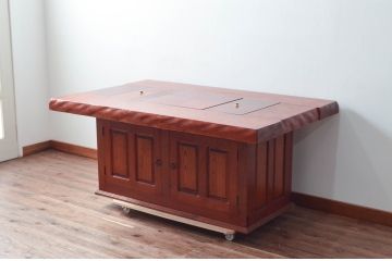 中古　美品　民芸家具　欅(ケヤキ)材　団らんのひと時にぴったりの温かな色味の囲炉裏テーブル(関西火鉢、長火鉢、木製火鉢、4人掛け、6人掛け、ダイニングテーブル、食卓)(R-079092)