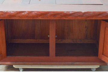 中古　美品　民芸家具　欅(ケヤキ)材　団らんのひと時にぴったりの温かな色味の囲炉裏テーブル(関西火鉢、長火鉢、木製火鉢、4人掛け、6人掛け、ダイニングテーブル、食卓)(R-079092)