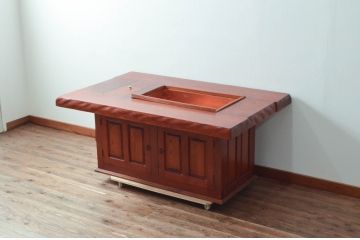 中古　美品　民芸家具　欅(ケヤキ)材　団らんのひと時にぴったりの温かな色味の囲炉裏テーブル(関西火鉢、長火鉢、木製火鉢、4人掛け、6人掛け、ダイニングテーブル、食卓)(R-079092)