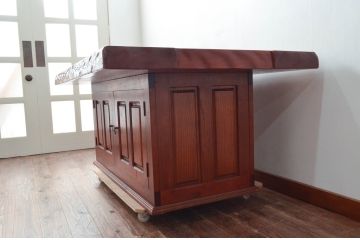 中古　美品　民芸家具　欅(ケヤキ)材　団らんのひと時にぴったりの温かな色味の囲炉裏テーブル(関西火鉢、長火鉢、木製火鉢、4人掛け、6人掛け、ダイニングテーブル、食卓)(R-079092)
