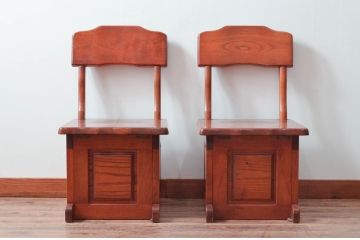 中古　美品　伝統木芸士　石橋武士作　欅(ケヤキ)材　心が和む温かな色味が素敵な収納付き1人掛けベンチ2脚セット(椅子、いす、イス、板座チェア、囲炉裏チェア、ダイニングチェア、バラ売り可能)(定価2脚で約15万6千円)(R-079093)