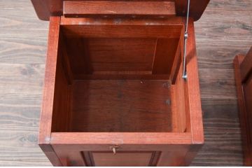 中古　美品　伝統木芸士　石橋武士作　欅(ケヤキ)材　心が和む温かな色味が素敵な収納付き1人掛けベンチ2脚セット(椅子、いす、イス、板座チェア、囲炉裏チェア、ダイニングチェア、バラ売り可能)(定価2脚で約15万6千円)(R-079093)