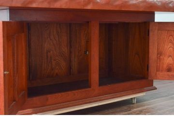 中古　美品　民芸家具　欅(ケヤキ)材　団らんのひと時にぴったりの温かな色味の囲炉裏テーブル(関西火鉢、長火鉢、木製火鉢、4人掛け、6人掛け、ダイニングテーブル、食卓)(R-079095)