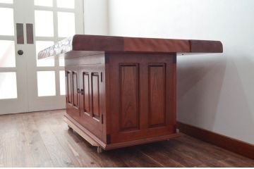 中古　美品　民芸家具　欅(ケヤキ)材　団らんのひと時にぴったりの温かな色味の囲炉裏テーブル(関西火鉢、長火鉢、木製火鉢、4人掛け、6人掛け、ダイニングテーブル、食卓)(R-079095)