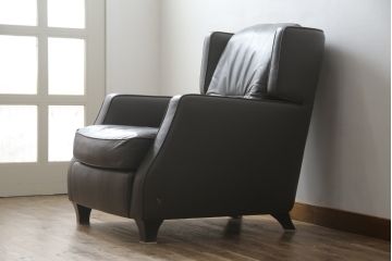 中古　プラスカーサ取り扱い　NATUZZI ITALIA(ナツッジイタリア)　AMADEUS(アマデウス)　メンズライクな空間づくりに活躍する1人掛けソファ(一人掛け、アームソファ、1P)(定価約45万円)(R-079099)
