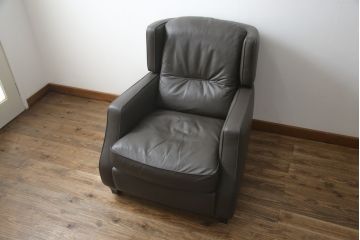 中古　プラスカーサ取り扱い　NATUZZI ITALIA(ナツッジイタリア)　AMADEUS(アマデウス)　メンズライクな空間づくりに活躍する1人掛けソファ(一人掛け、アームソファ、1P)(定価約45万円)(R-079099)