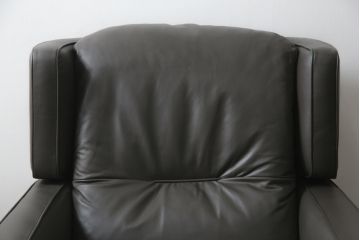 中古　プラスカーサ取り扱い　NATUZZI ITALIA(ナツッジイタリア)　AMADEUS(アマデウス)　メンズライクな空間づくりに活躍する1人掛けソファ(一人掛け、アームソファ、1P)(定価約45万円)(R-079099)