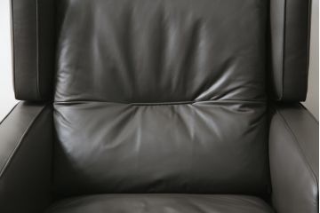 中古　プラスカーサ取り扱い　NATUZZI ITALIA(ナツッジイタリア)　AMADEUS(アマデウス)　メンズライクな空間づくりに活躍する1人掛けソファ(一人掛け、アームソファ、1P)(定価約45万円)(R-079099)