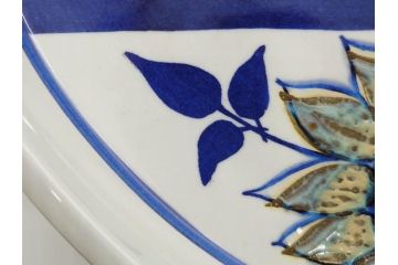 デンマーク　ROYAL COPENHAGEN(ロイヤルコペンハーゲン)　Tenera(テネラ)　FAJANCE(ファイアンス焼き)　121/3293　青の色調が印象的な温かみあるプレート(大皿、花、フラワー、ひまわり、向日葵、洋食器、北欧)(R-079108)