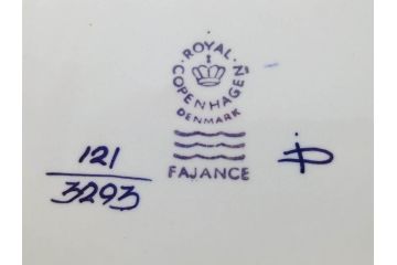 デンマーク　ROYAL COPENHAGEN(ロイヤルコペンハーゲン)　Tenera(テネラ)　FAJANCE(ファイアンス焼き)　121/3293　青の色調が印象的な温かみあるプレート(大皿、花、フラワー、ひまわり、向日葵、洋食器、北欧)(R-079108)