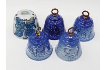 デンマーク　ROYAL COPENHAGEN(ロイヤルコペンハーゲン) Tenera(テネラ) / B&G(ビング オー グレンダール)　クリスマスベル　1983年・1984年・1986年・1999年　様々なデザインで目を楽しませてくれるベル5点セット(イヤーベル、鈴、鐘、陶器、オーナメント)(R-079109)