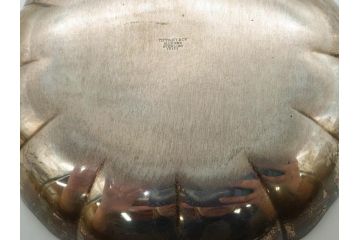 アメリカ　TIFFANY&CO.MAKERS(ティファニー メイカーズ)　STERLINGSILVER(スターリングシルバー) 25323　総重量 約497g　柔らかな縁の曲線がエレガントなプレート(変形皿、フリル、レース、中皿、深皿、菓子器、銀製品)(R-079111)