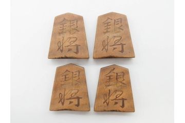 作家物　飯塚好　水無瀬書　虎斑　歳月を重ねた味わいある将棋駒(漆、盛上駒、彫埋駒、駒箱付き)(R-079112)