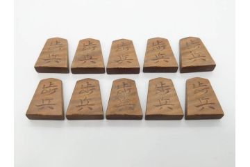 作家物　飯塚好　水無瀬書　虎斑　歳月を重ねた味わいある将棋駒(漆、盛上駒、彫埋駒、駒箱付き)(R-079112)